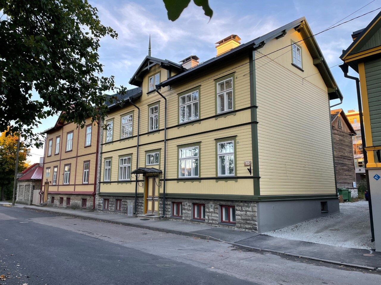Kappeli 10 kollane puitmaja tänavavaade